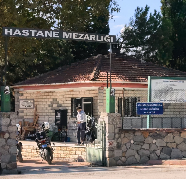 Mezarlıkta baltalı dehşet! Kaptığı gibi husumetlisinin başına indirdi