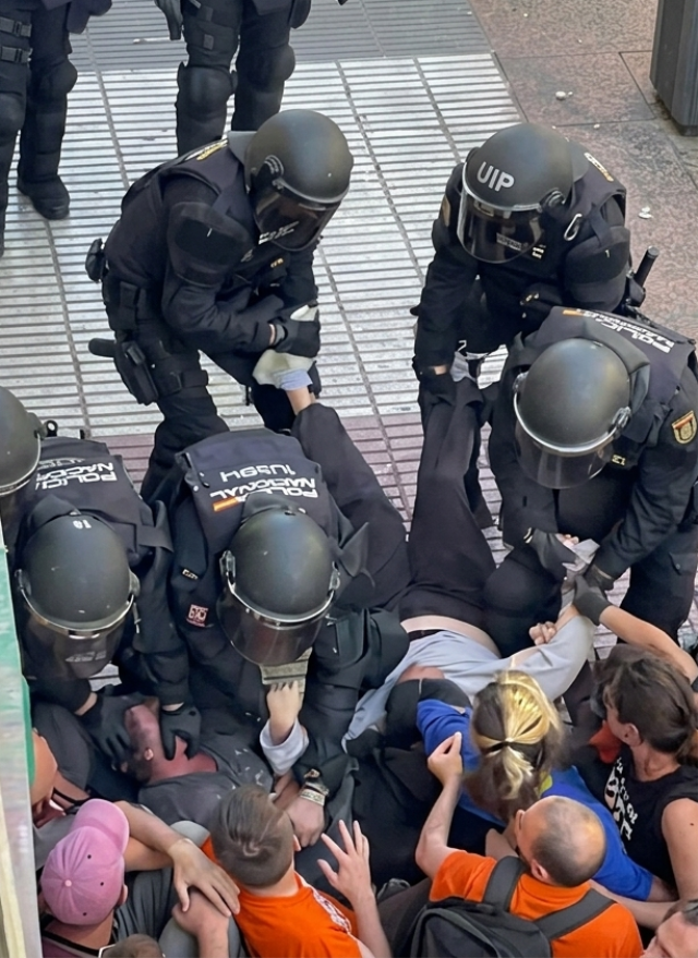 İspanya'da 87 yaşındaki kadının evinden tahliyesi sokakları karıştırdı: Polis göstericilere müdahale etti