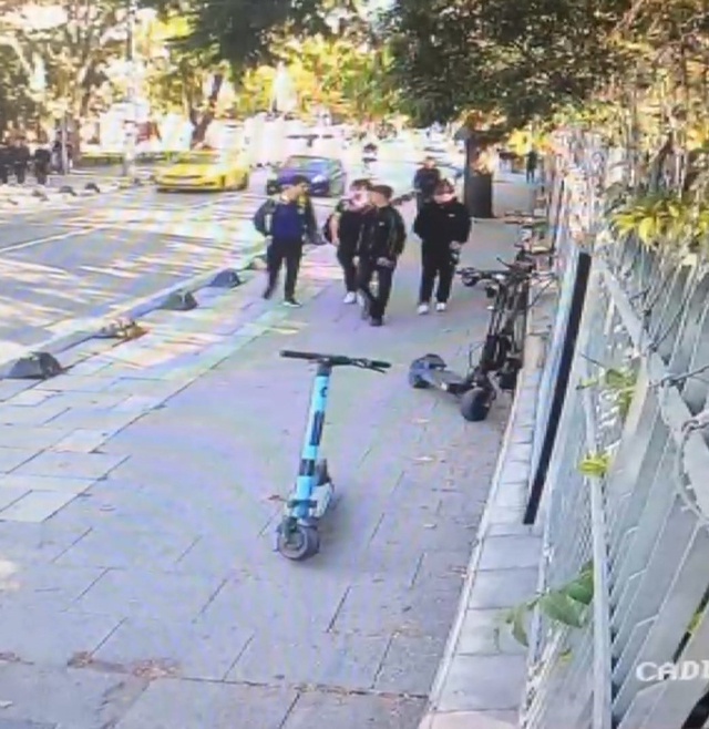 Kaldırıma çıkan otomobil 4 öğrenciye çarptı! Dehşet anları kamerada