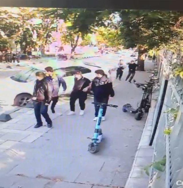 Kaldırıma çıkan otomobil 4 öğrenciye çarptı! Dehşet anları kamerada