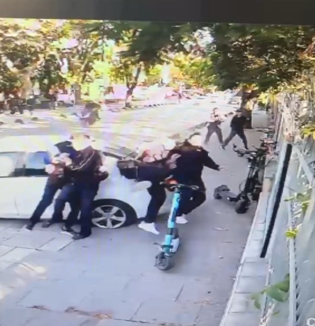 Kaldırıma çıkan otomobil 4 öğrenciye çarptı! Dehşet anları kamerada