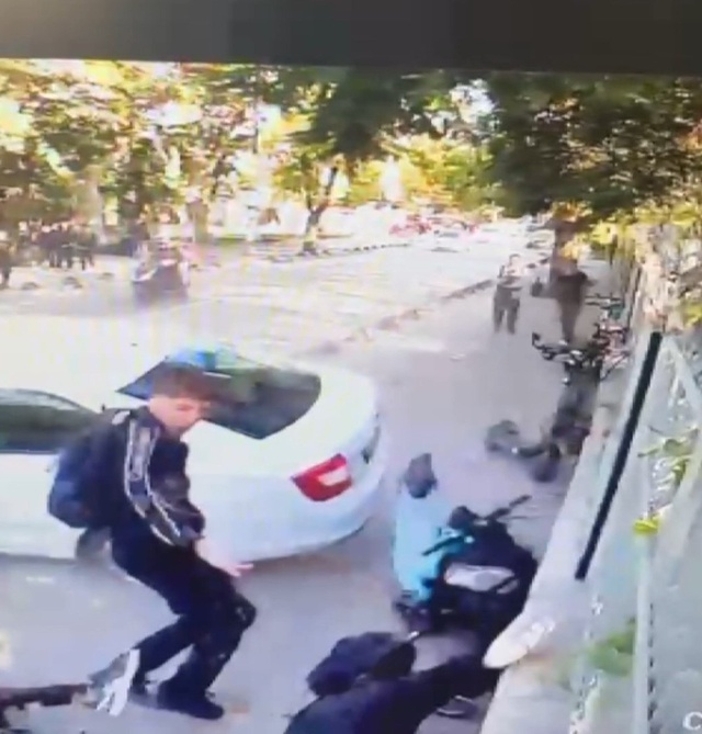 Kaldırıma çıkan otomobil 4 öğrenciye çarptı! Dehşet anları kamerada
