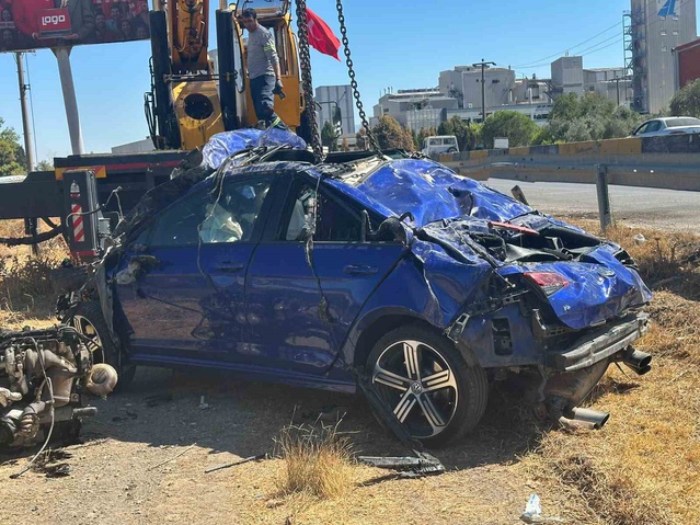 Kemalpaşa-İzmir yolunda otomobil akarsu havzasına uçtu, 1 kişi öldü, 2 kişi yaralandı