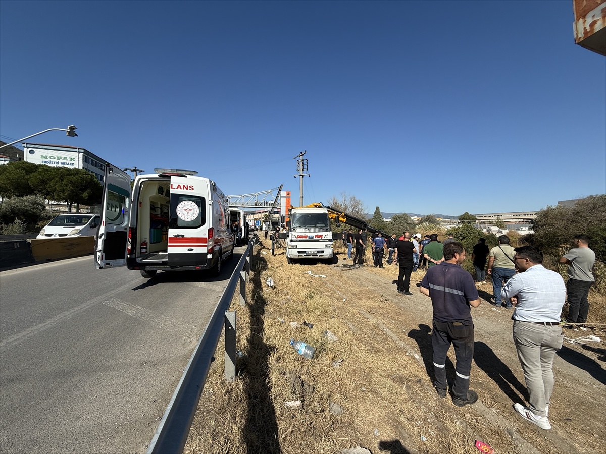 İzmir Kemalpaşa\'da Nif Çayı\'na devrilen otomobilde 1 kişi öldü, 2 kişi yaralandı