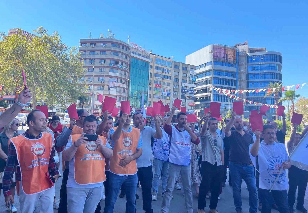 İzmir Konak Belediyesi işçileri ödenmeyen TİS hakları için kırmızı kart gösterdi