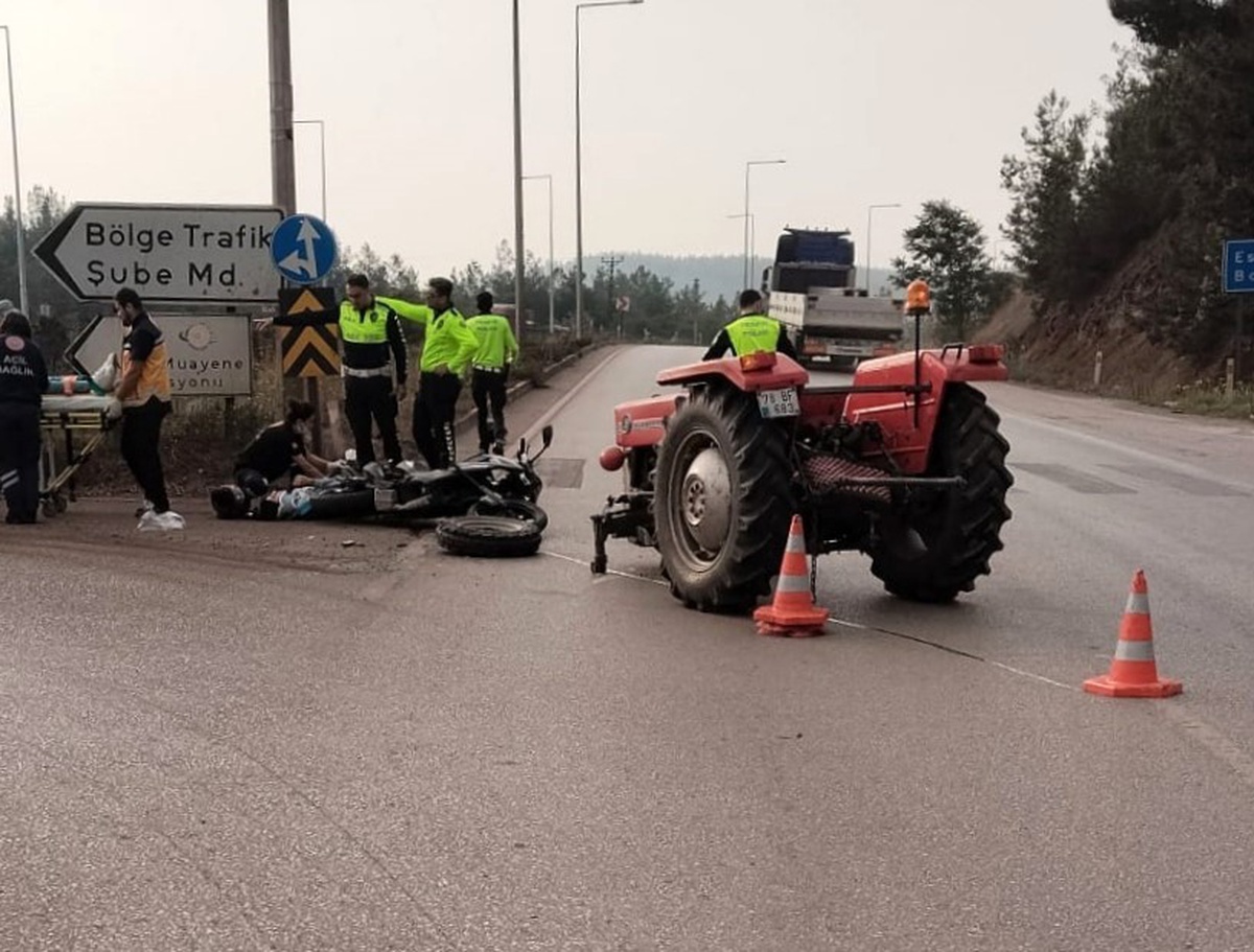 Karabük\'te kavşakta traktöre çarpan motosikletteki 2 kişi yaralandı