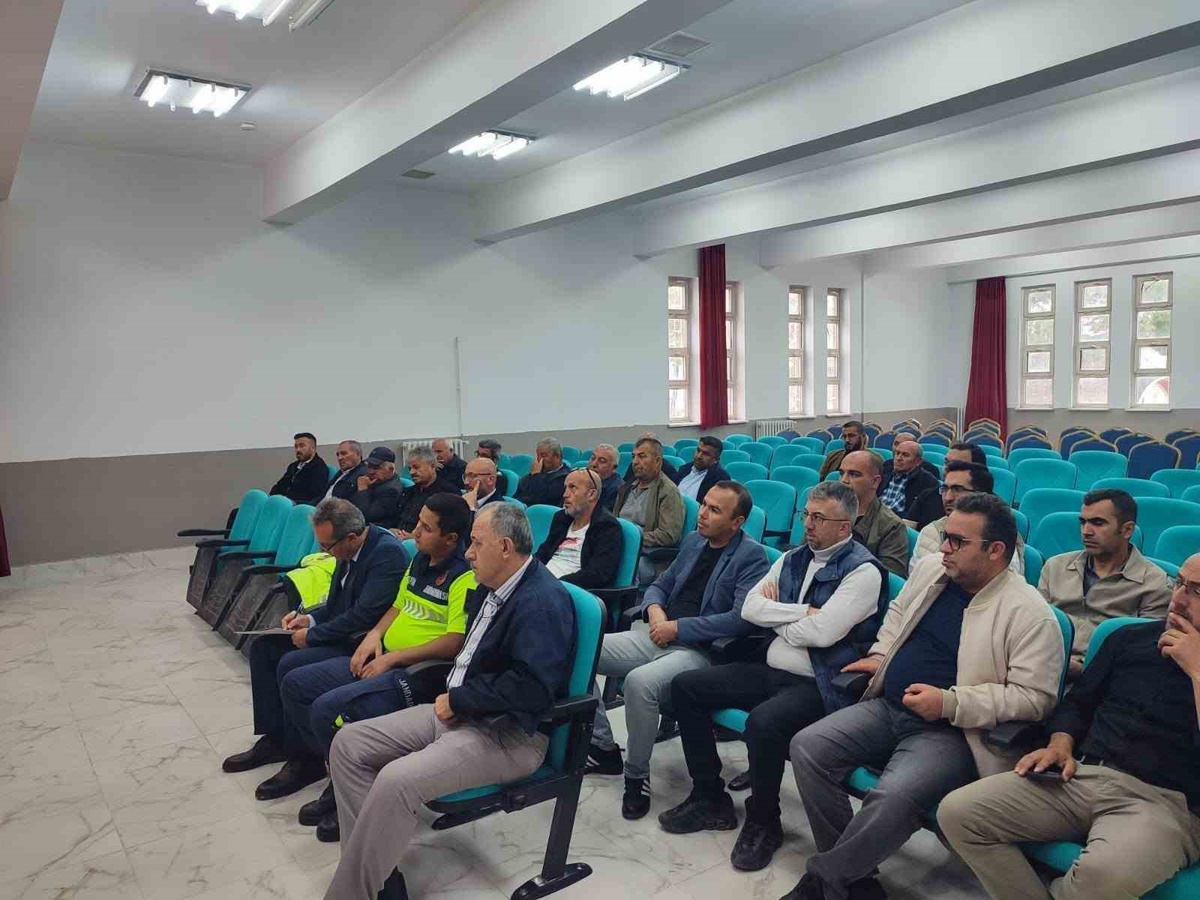 Karapınar\'da taşımalı eğitim servis şoförlerine güvenlik kuralları anlatıldı