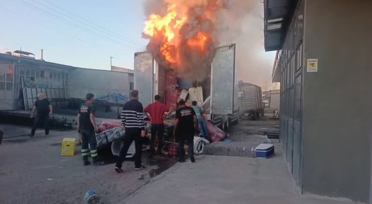 Kars Sanayi Sitesi\'nde kamyonda çıkan yangında ev eşyaları kullanılamaz hale geldi