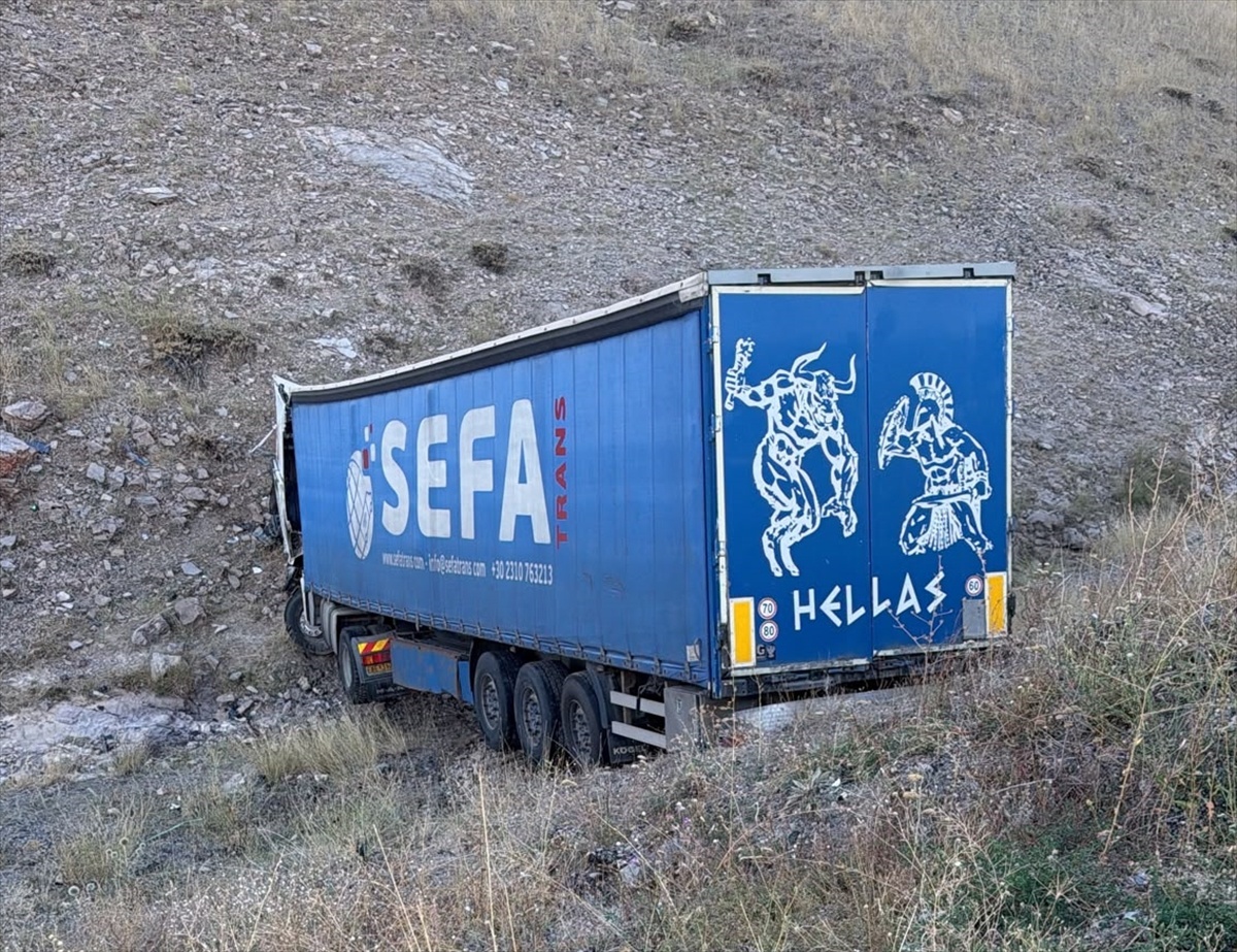 Kars Sarıkamış\'ta şarampole devrilen tırda sıkışan yabancı uyruklu sürücü ağır yaralandı