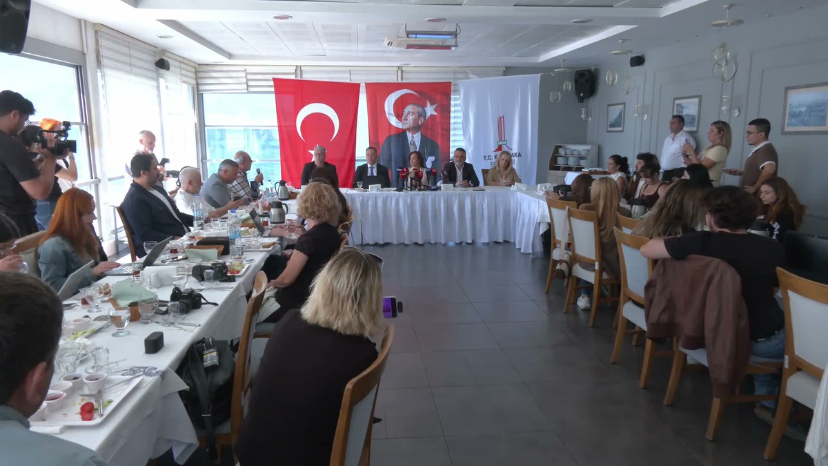Karşıyaka Belediye Başkanı Ünsal, pano sökümünde kabloların açıkta kaldığını söyledi