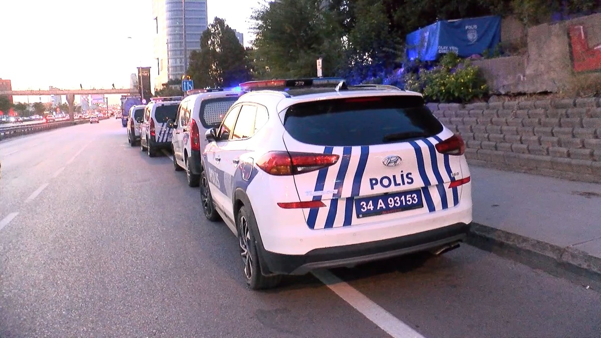 Kartal\'da D-100 yan yoldaki otluk alanda erkek cesedi bulundu