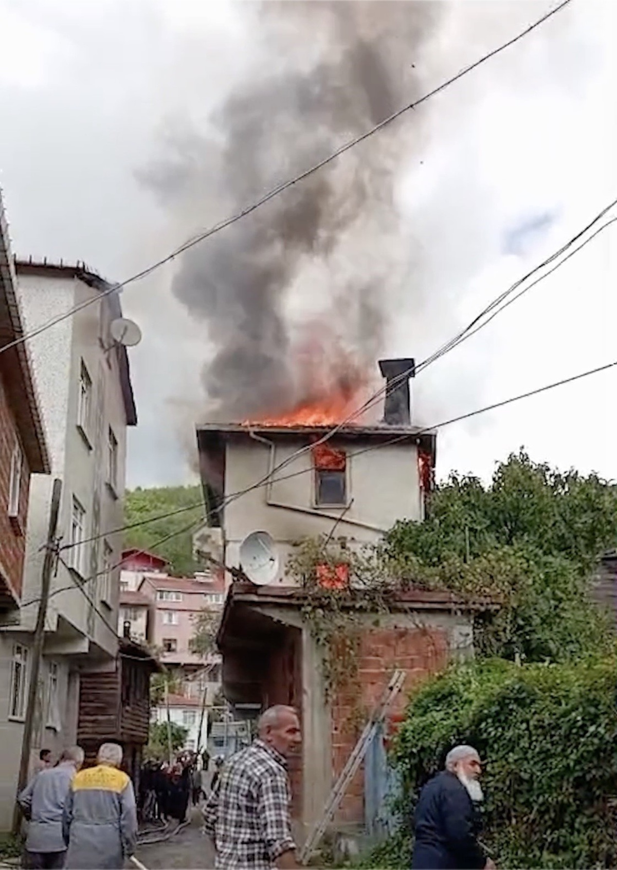 Kastamonu Cide\'de ev yangını itfaiye ekiplerince diğer evlere sıçramadan söndürüldü