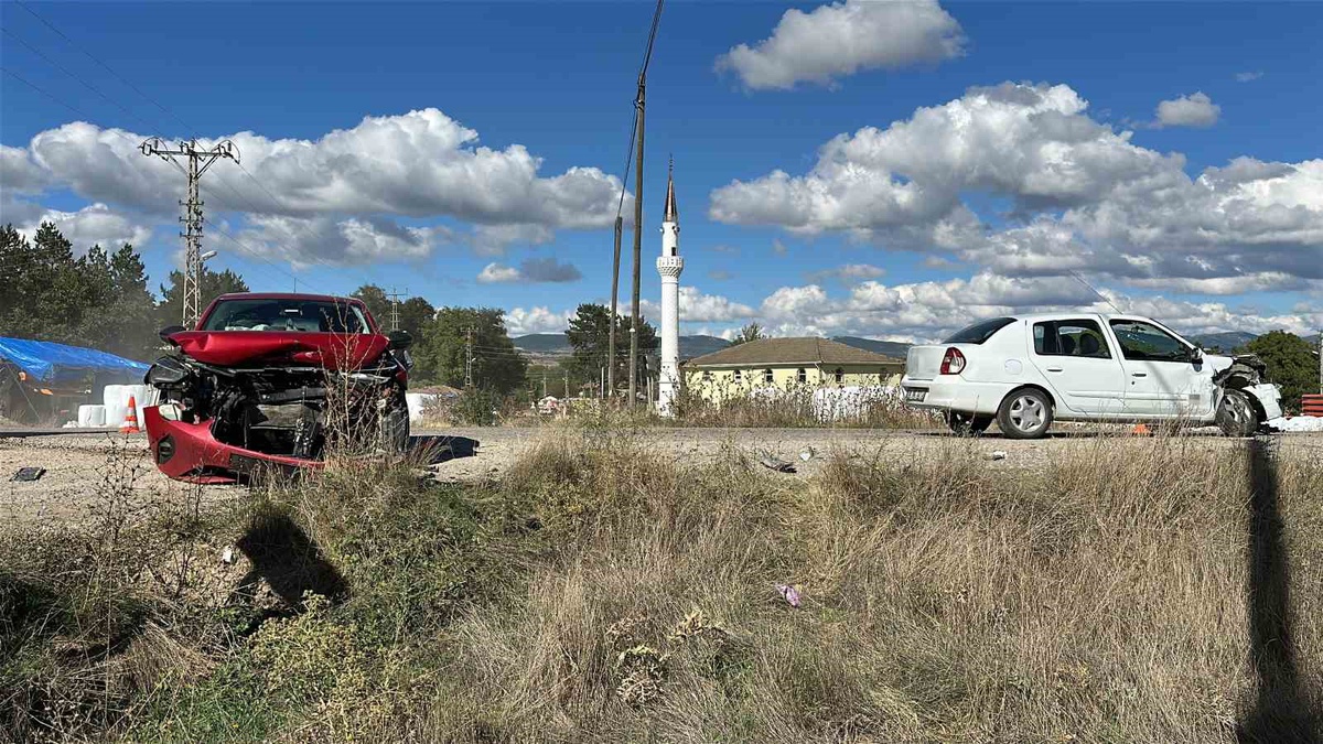 Kastamonu-Daday karayolunda çarpışan iki otomobilde 3 kişi yaralandı