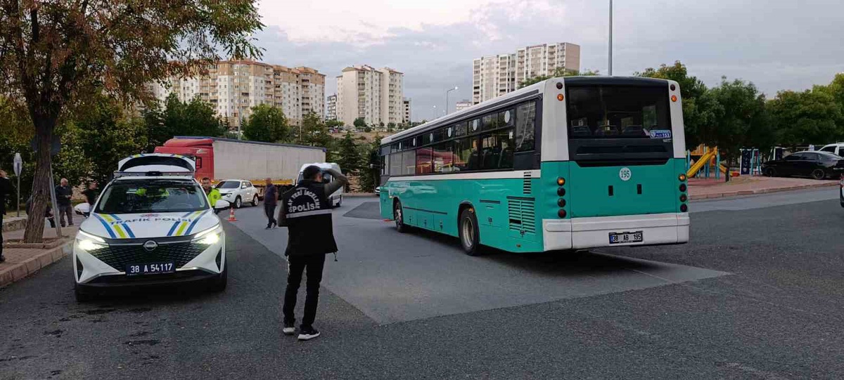 Kayseri Kocasinan\'da halk otobüsünün altında kalan 10 yaşındaki çocuk öldü