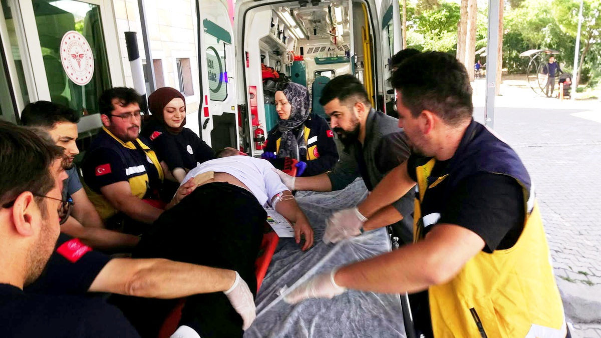 Kayseri Yeşilhisar\'da muhtar, tatbikattaki yaralıları gerçek sanıp yardıma koştu