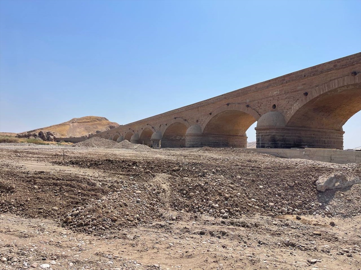 Kerkük Dakuk\'ta 143 yıllık Osmanlı Köprüsü\'nün su gözlerinde betonlama başladı