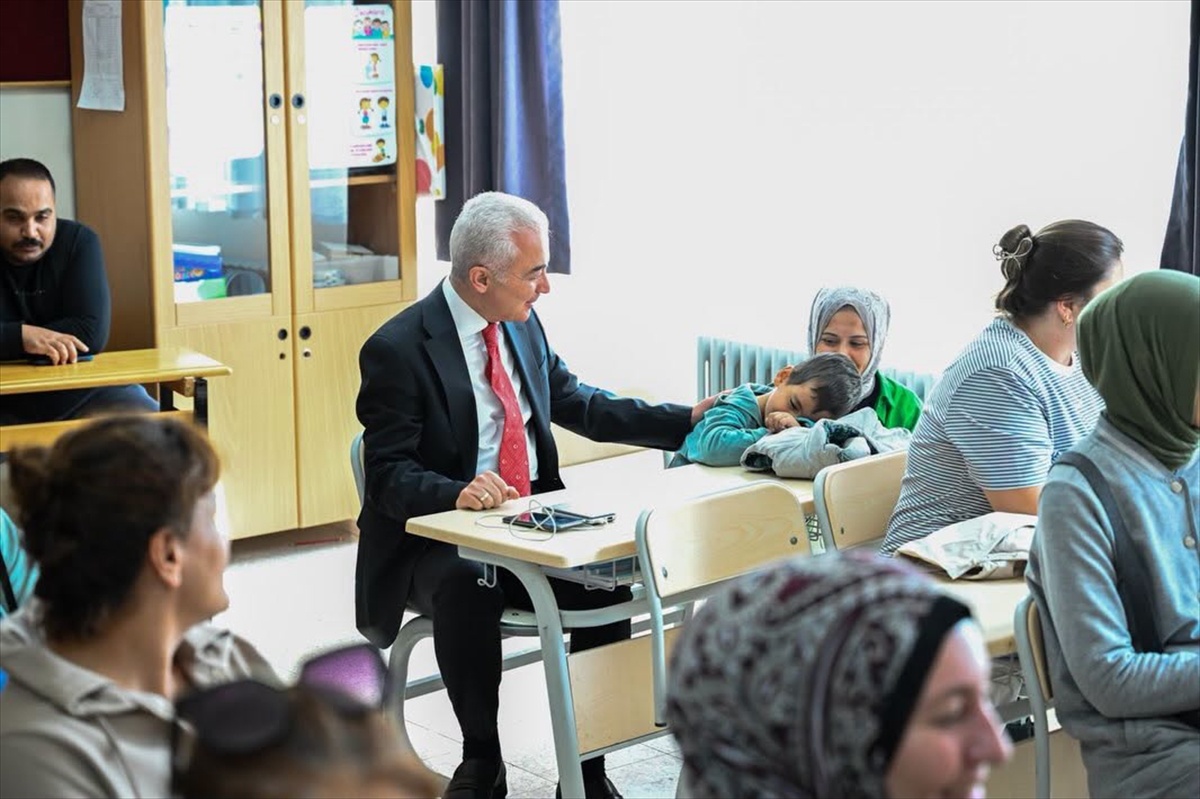 Kırklareli Valisi Uğur Turan, iki ilkokulu ziyaret edip öğretmen ve velileri dinledi