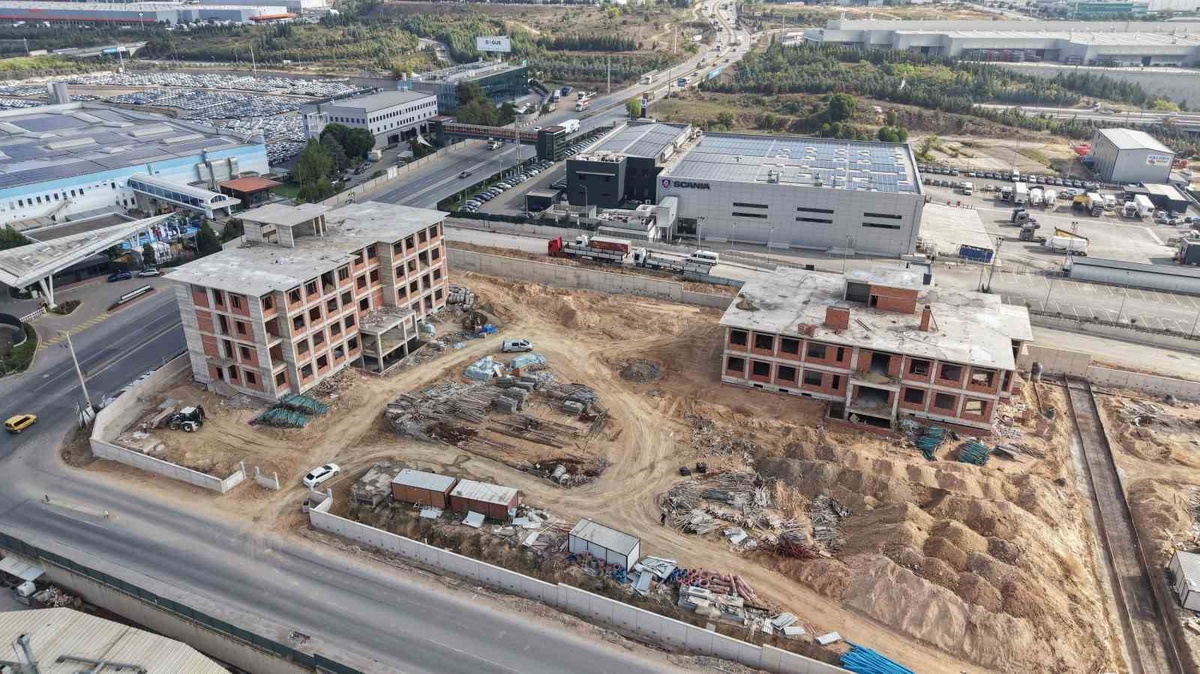 Kocaeli Çayırova\'da 24 sınıflı meslek lisesinin kaba inşaatı tamamlandı