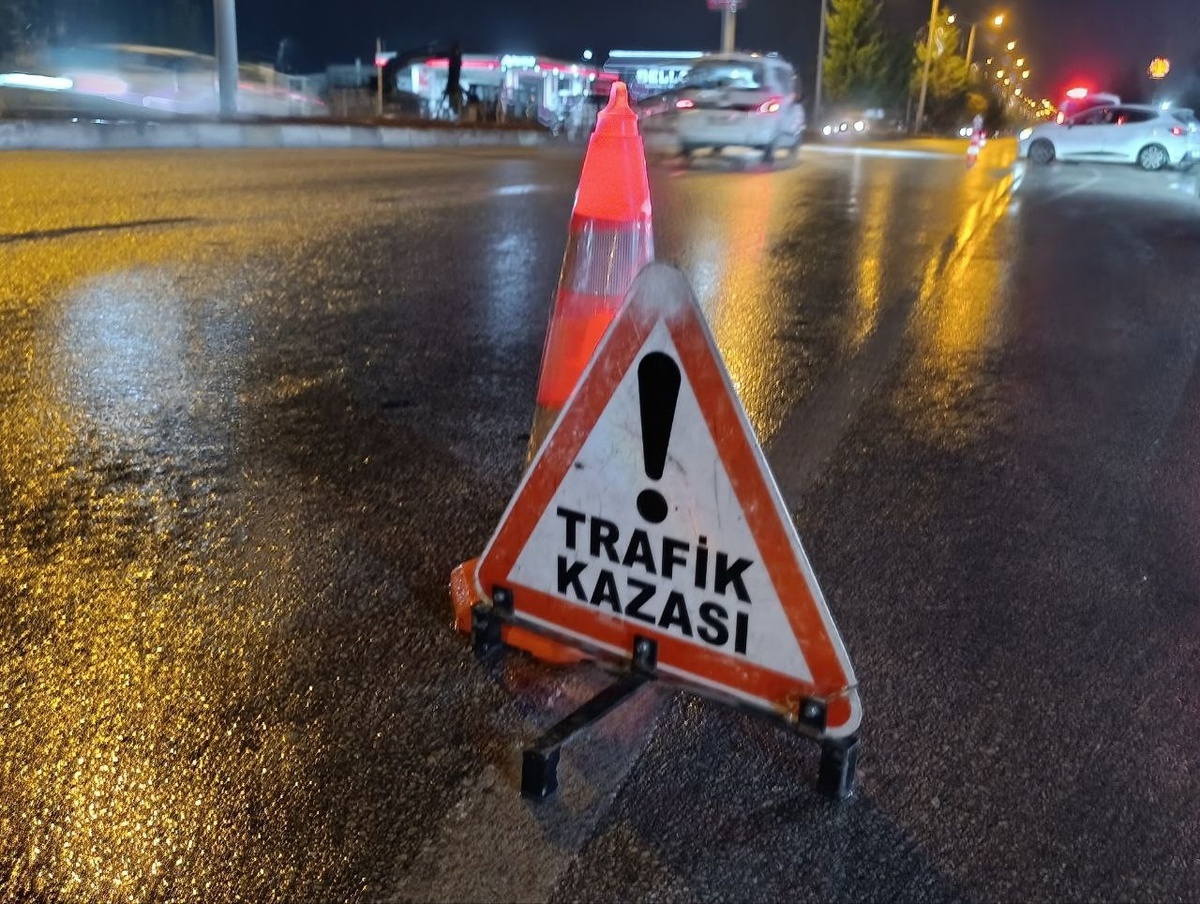 Konya Beyşehir\'de yağışta savrulan araç şarampole devrildi, 2 kişi yaralandı