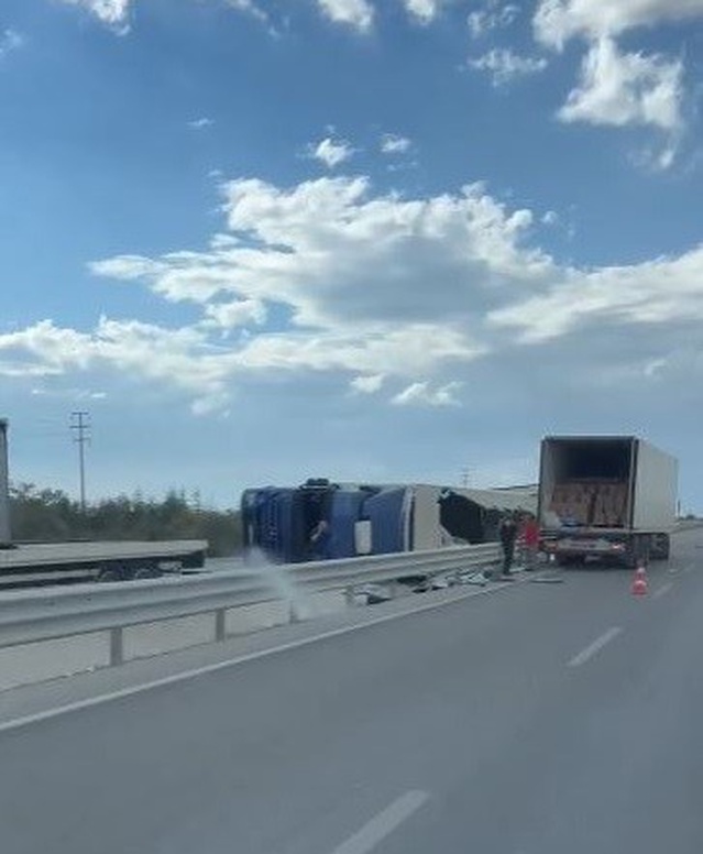 Konya-Karapınar yolunda devrilen tırın sürücüsü hafif yaralandı, yükü yola saçıldı