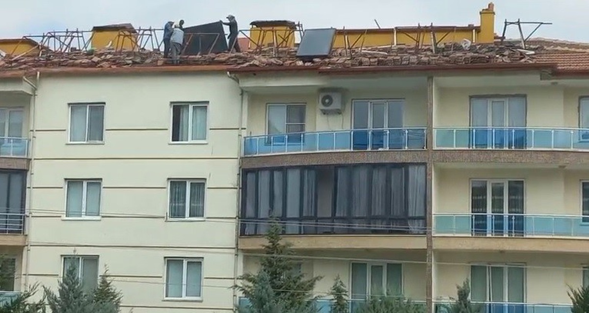 Konya Karapınar\'da işçiler 4 katlı çatıda güvenlik önlemi almadan güneş paneli söktü