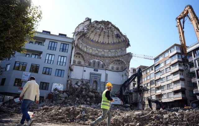 Çürük denen cami 4 gündür yıkılamıyor