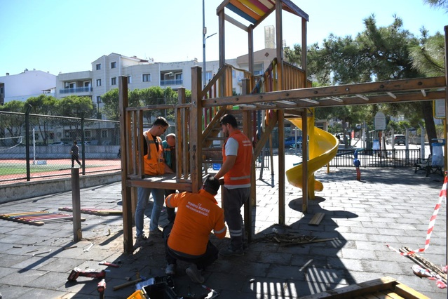 Kuşadası Belediyesi Davutlar'da oyun grubunu yenileyip kullanışlı hale getirdi