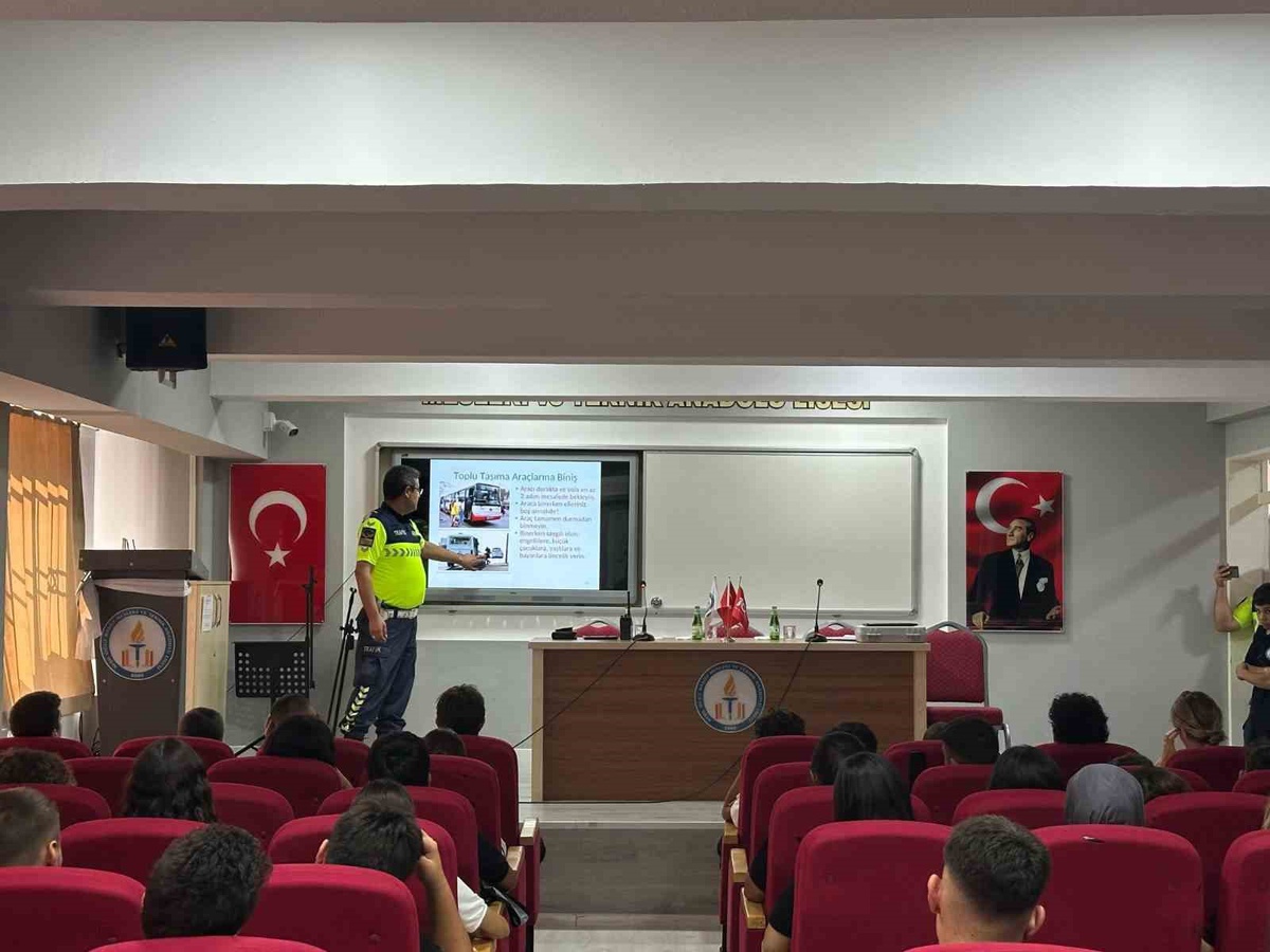 Kuşadası\'nda jandarma meslek lisesi öğrencilerine motosiklet güvenliği semineri verdi