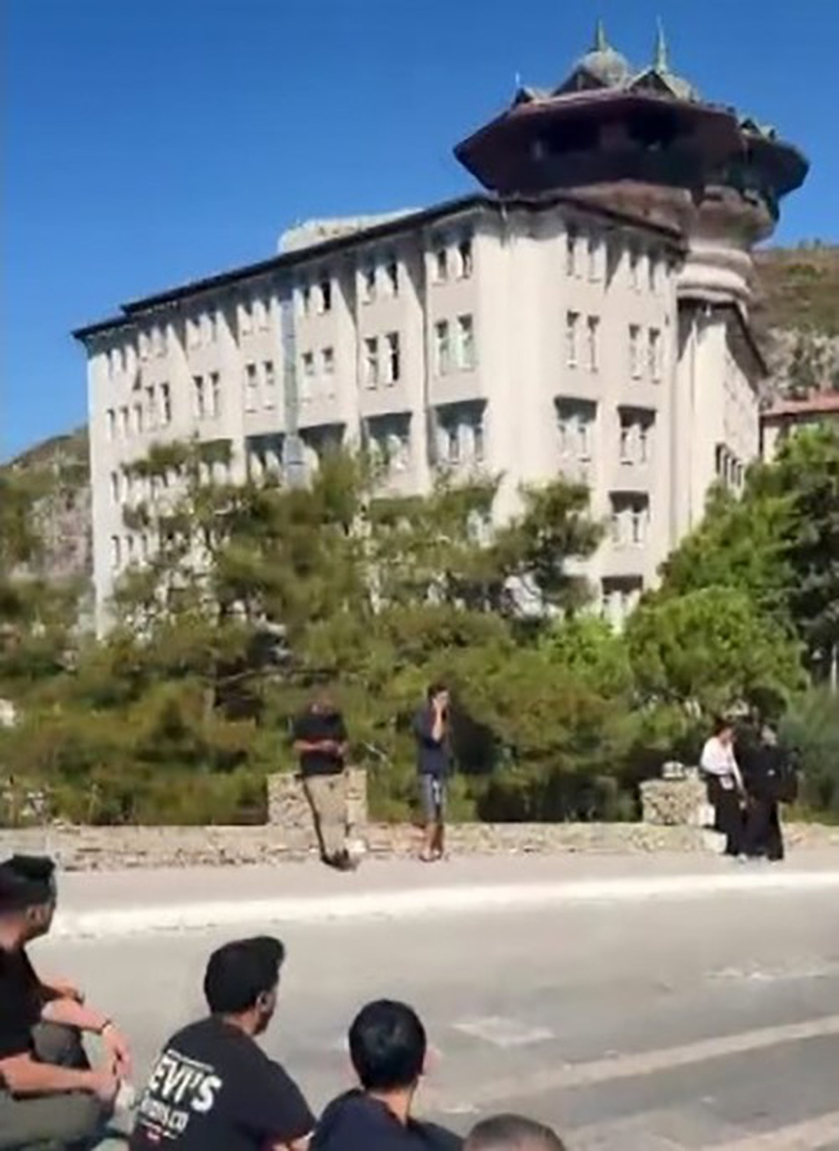 Aydın Kuşadası\'nda oteldeki maaş eylemi, yaklaşık 400 müşterinin tahliyesine neden oldu