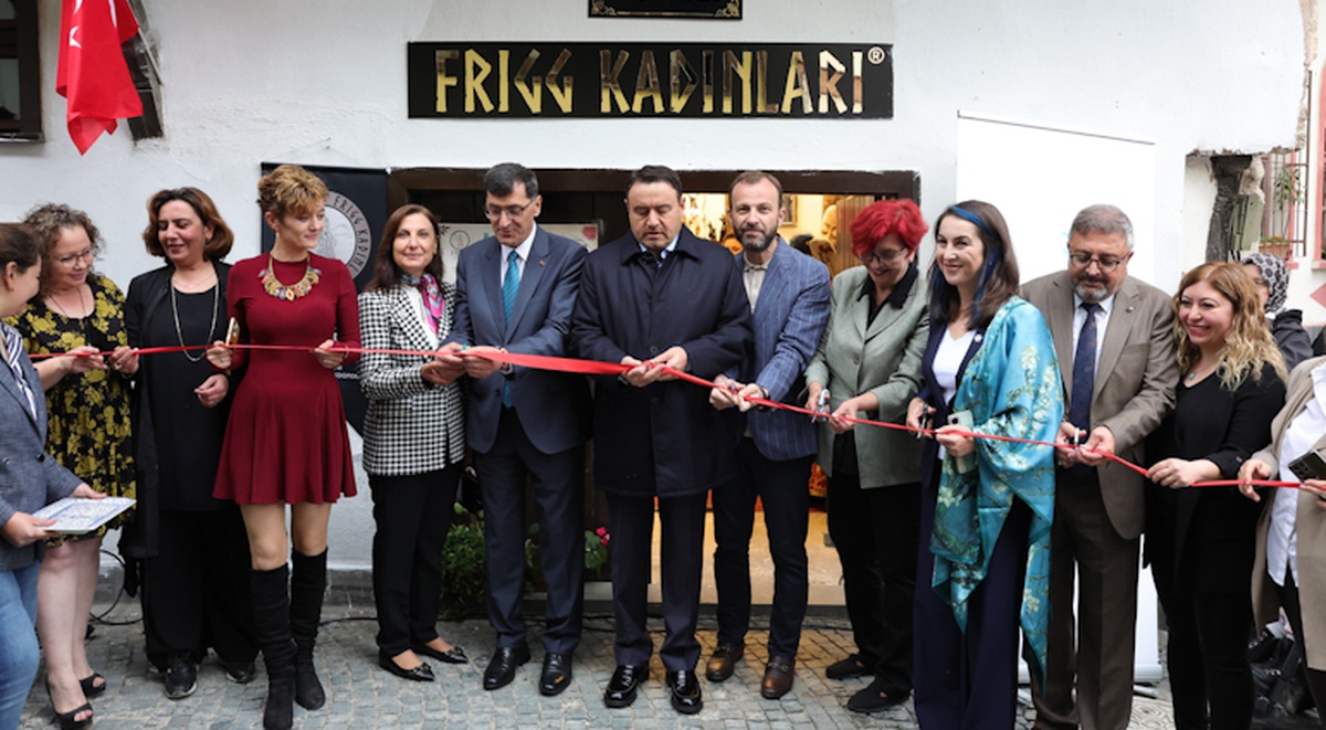 Kütahya Belediye Başkanı Kahveci, kadın kooperatifi ve derneğin açılış törenine katıldı