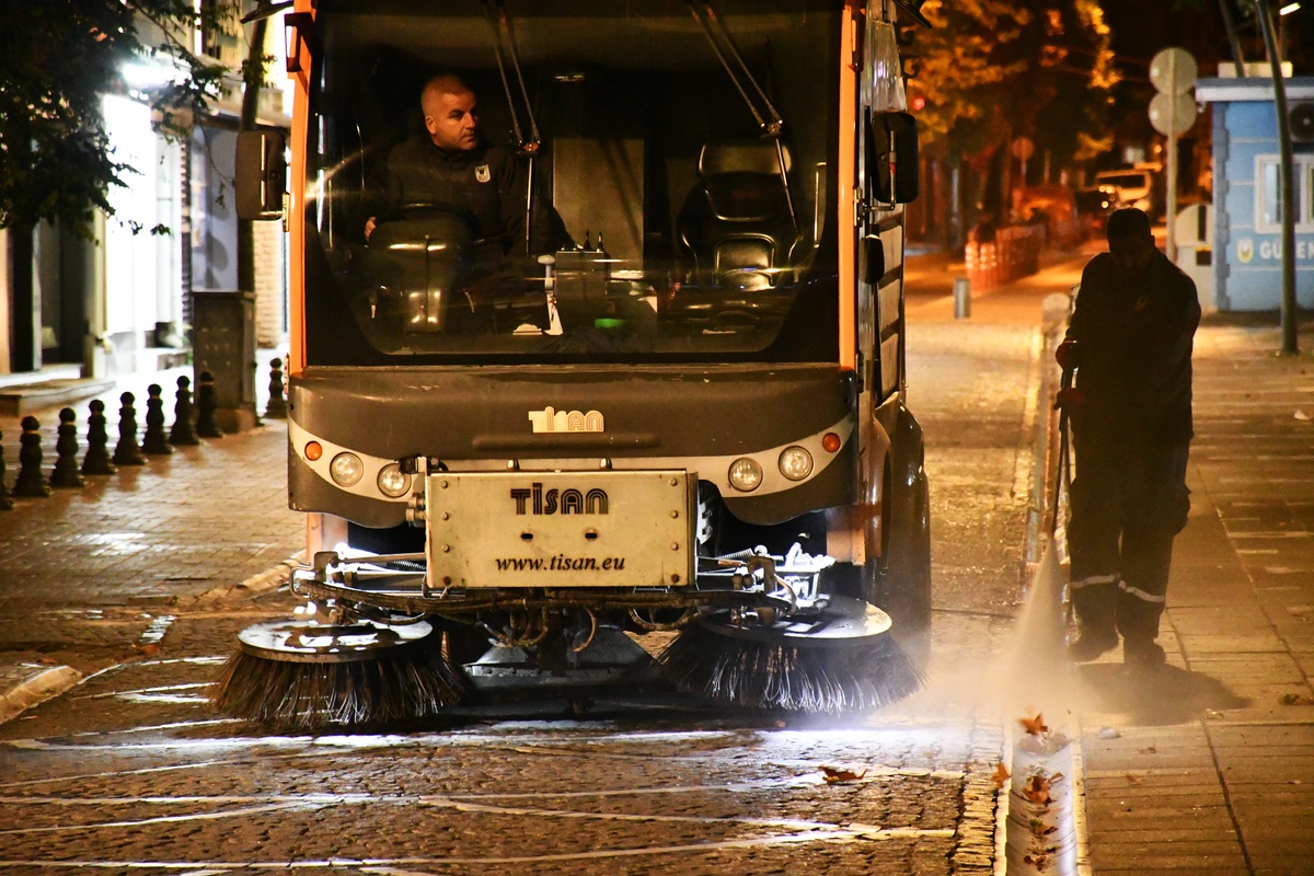 Lüleburgaz Belediyesi temizlik ekipleri sahaya saat 06.00\'da çıktı