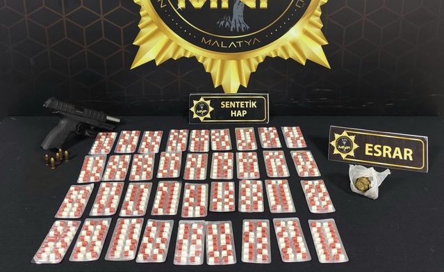 Malatya'da sokak satıcıları operasyonunda 2 şüpheli tutuklandı, bin 299 hap ele geçirildi