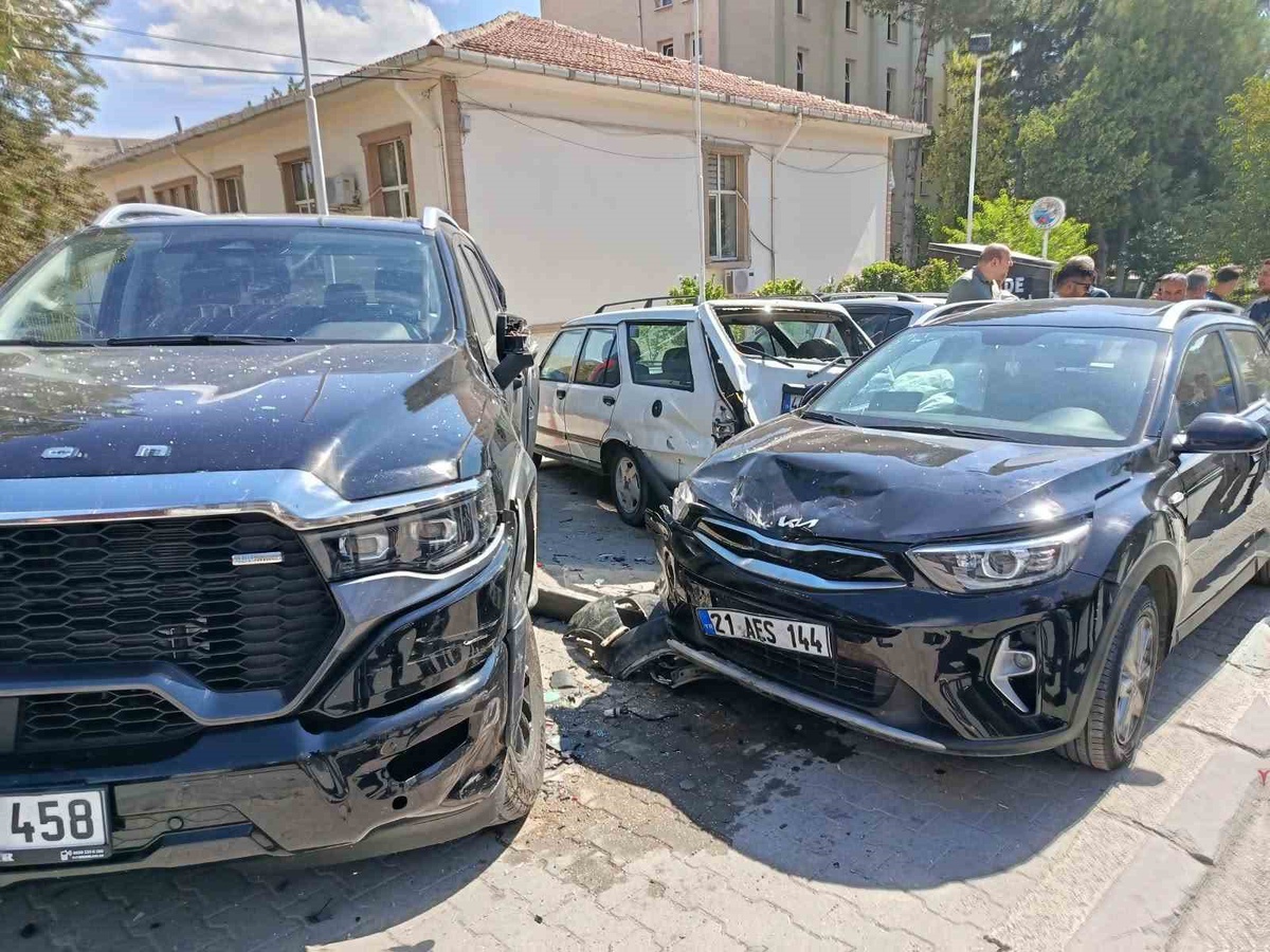 Malatya Darende\'de kontrolden çıkan araç 4 park aracına çarparak maddi hasar verdi