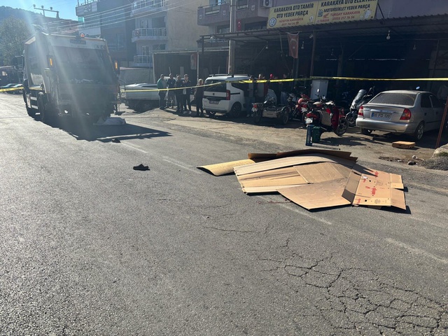 Çöp kamyonunun altında kalan 20 yaşındaki gencin acı sonu! Korkunç kaza kamerada