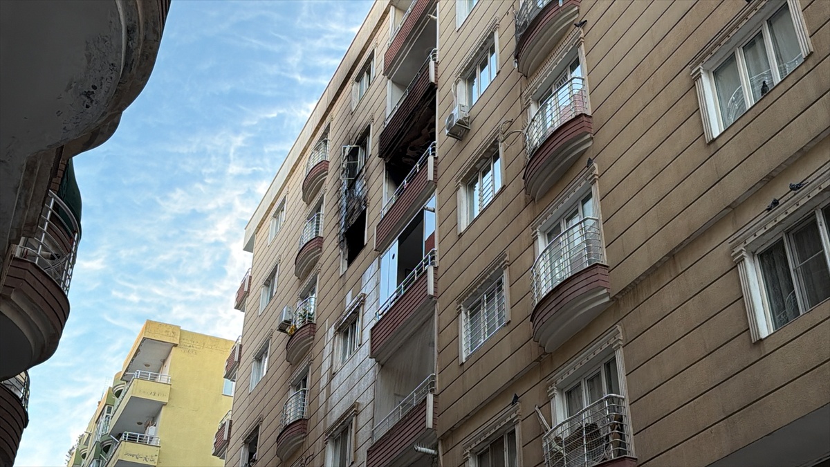 Mardin Kızıltepe\'de 6 katlı apartmanın 4. kattaki daireyi saran yangın söndürüldü