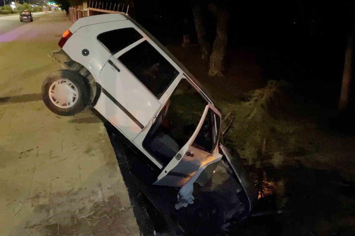 Mersin Erdemli\'de otomobil tabiat parkı çitlerini kırdı, 2 kişi hafif yaralandı
