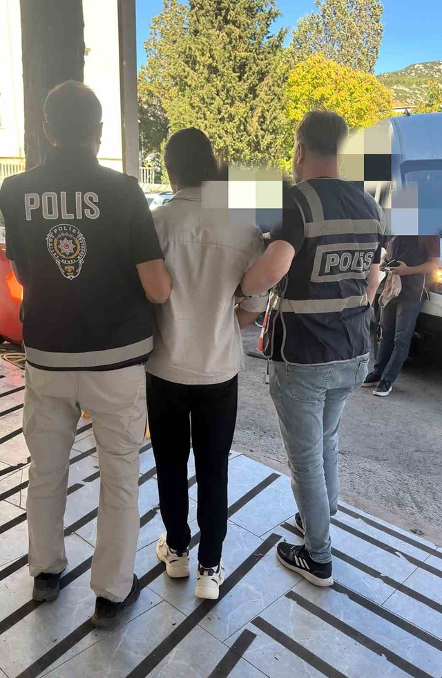 Muğla'da Atatürk büstüne büyük saygısızlık! Yaptıkları kameralara yansıdı