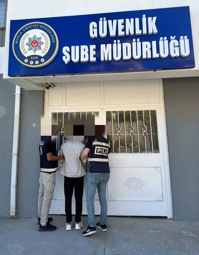 Muğla'da Atatürk büstüne büyük saygısızlık! Yaptıkları kameralara yansıdı