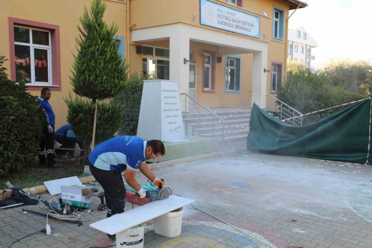 Muğla Menteşe\'de okul bahçesindeki zarar gören Atatürk büstü onarıldı