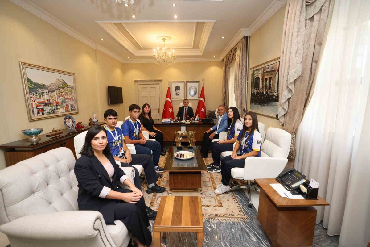 Rafting Türkiye şampiyonu Sarsala sporcuları Muğla Valisi Akbıyık\'ı ziyaret etti