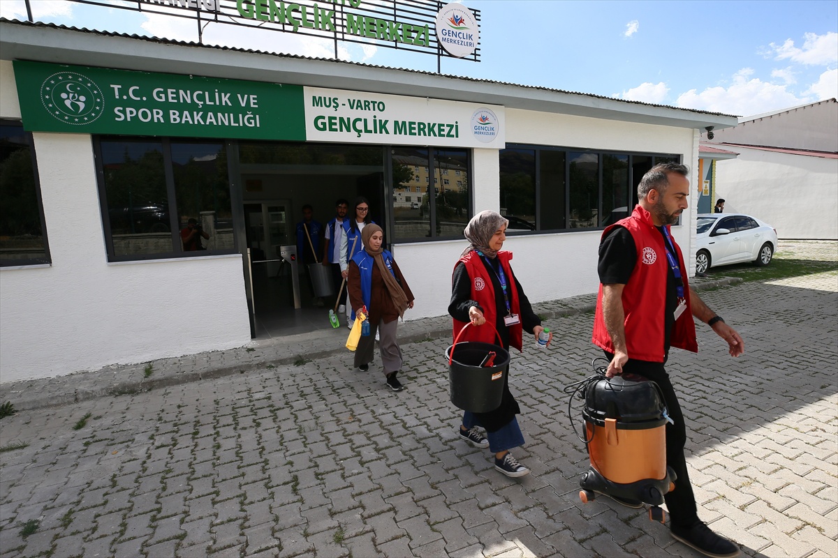 Muş Varto\'da Gençlik Merkezi gönüllüleri, 15 yaşlının evini temizledi