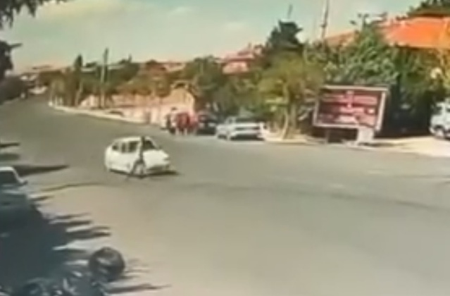 Niğde Konaklı'da otomobilin çarptığı zihinsel engelli yaralandı, kaza kameraya yansıdı