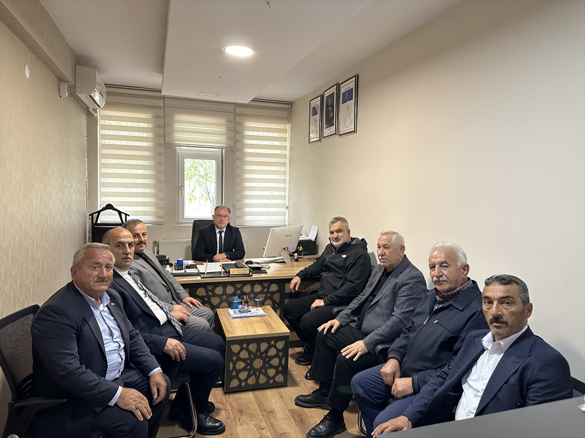 Tokat Niksar\'da kaymakam ve belediye başkanı esnafa plaket ve Türk bayrağı verdi