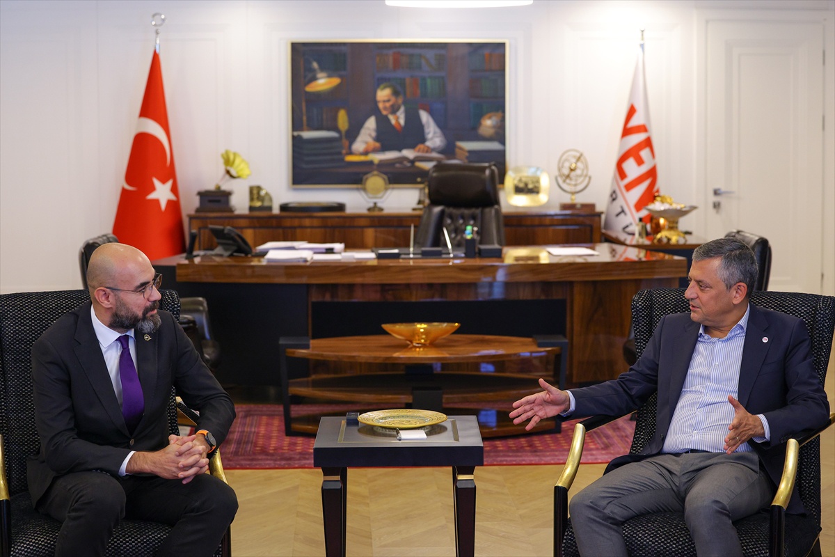 Yeni Parti Genel Başkanı Özgür Özel, Çağdaş Gazeteciler Derneği heyetini kabul etti