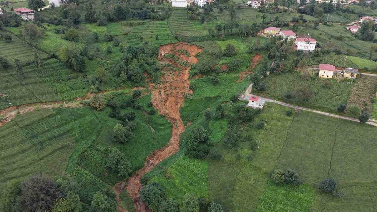 Rize Valisi Baydaş, afet zararını 1 milyar 42 milyon lira olarak açıkladı