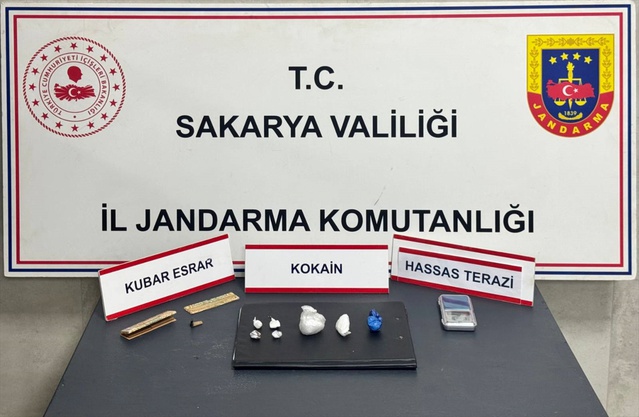 Sakarya'da jandarma operasyonunda 104 gram kokain ele geçirildi, 3 zanlı tutuklandı