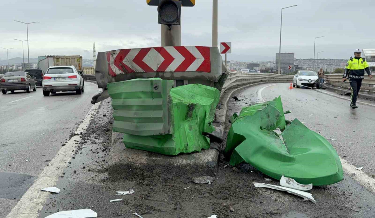 Samsun Canik\'te viyadükte iki otomobil çarpıştı, maddi hasar oluştu, yaralanan olmadı