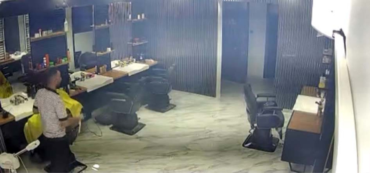 Şanlıurfa\'da 5.4\'lük depremde ekspertizde otomobil sallandı, çalışanlar dışarı çıktı