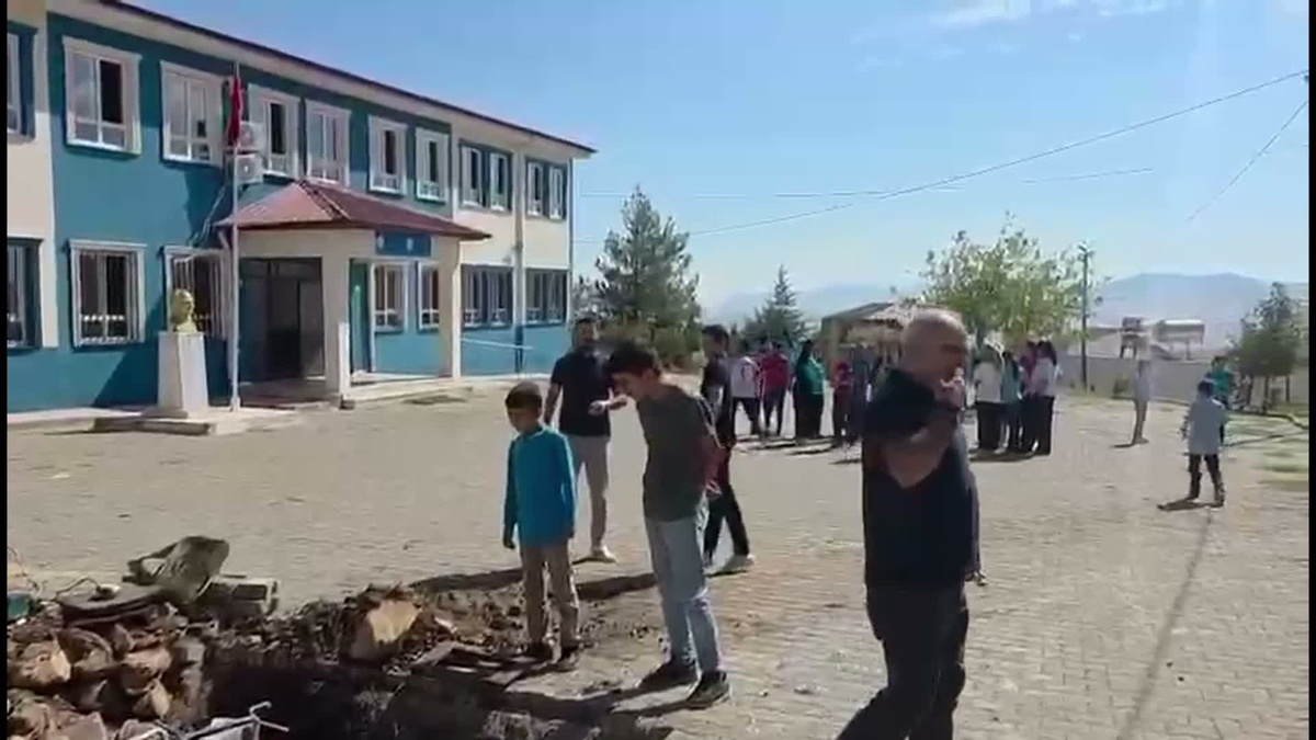 Adıyaman\'da hissedilen 5,4\'lük deprem paniğe yol açtı, okullarda tedbir alındı