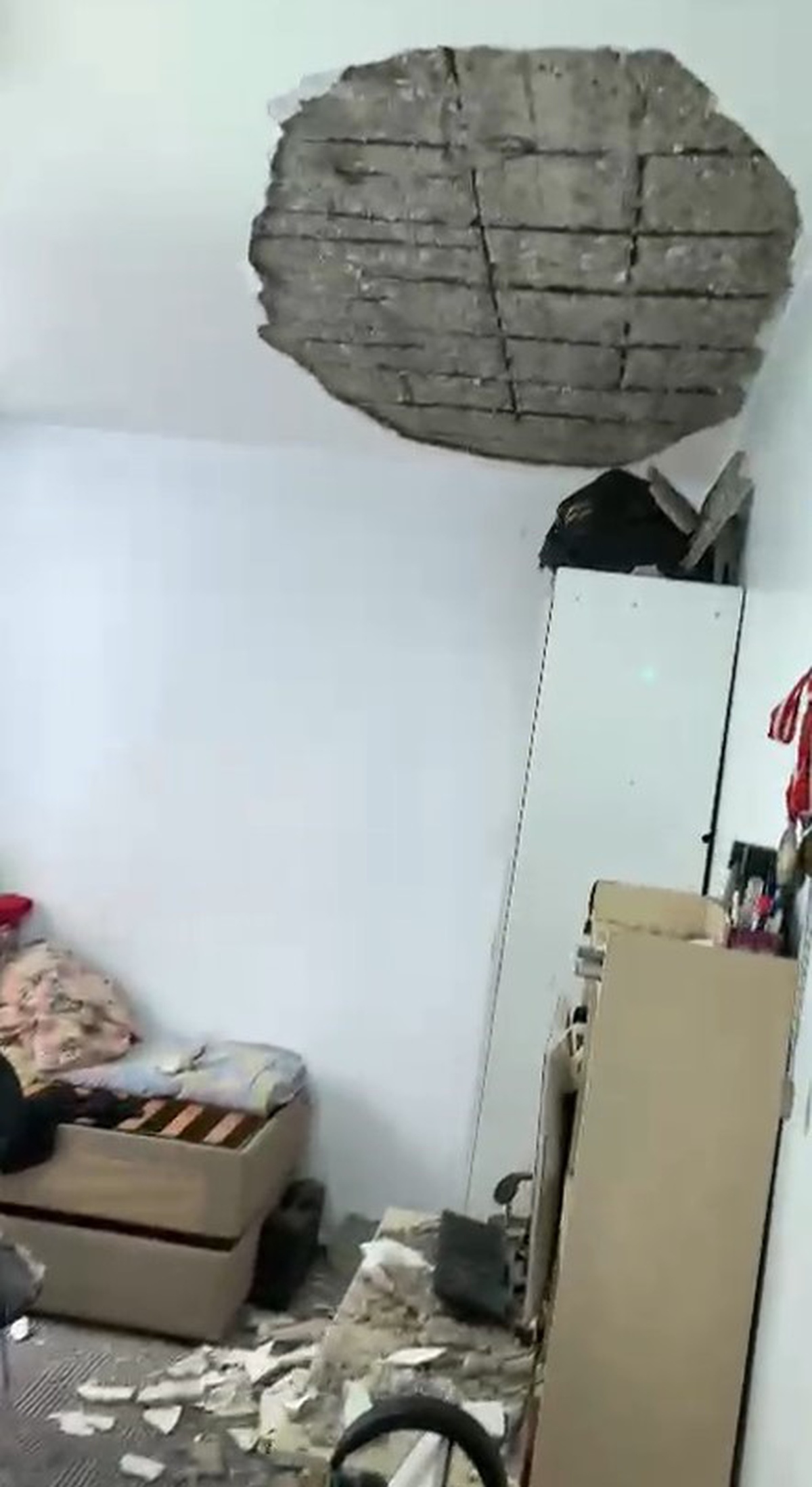 Şanlıurfa Karaköprü merkezli 5.4\'lük deprem Nizip\'te evin tavanını kısmen çökertti
